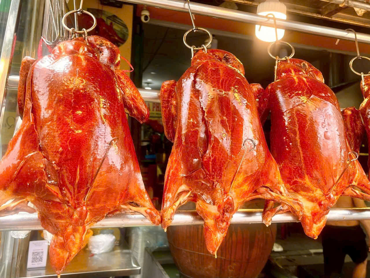 So sánh vịt quay Bắc Kinh và vịt quay da giòn