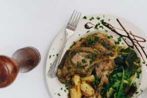 Vịt quay da giòn ăn kèm nước chấm gừng và rau thơm