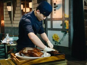 Vịt quay da giòn ăn kèm rau sống và dưa leo