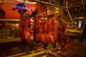 Vịt tì bà treo trưng bày trong tủ kính