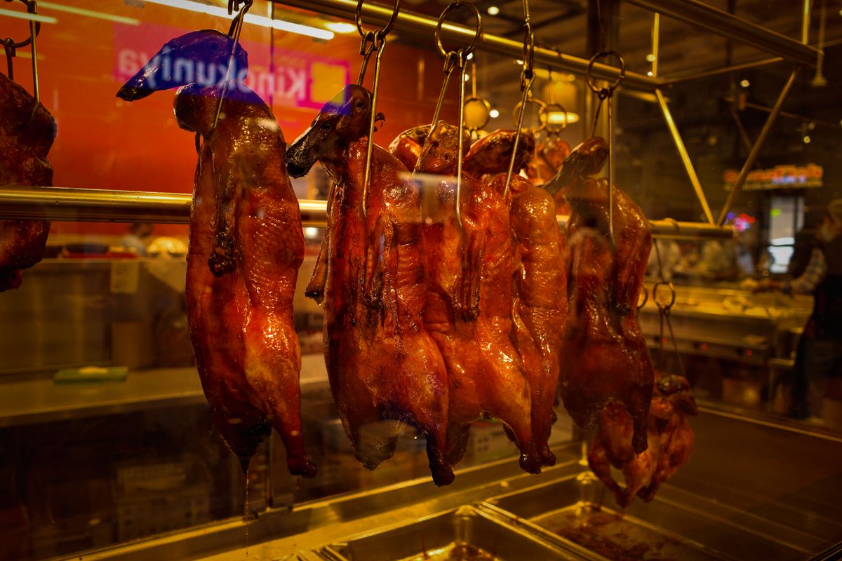 Vịt tí bà treo trưng bày, chuẩn bị cho đơn hàng số lượng lớn